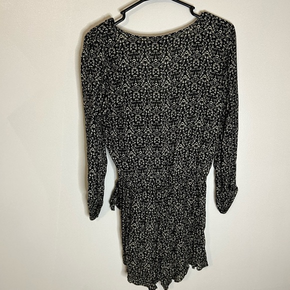 American Eagle Outfitters Black V Neck Vouse - Picture 5 of 5